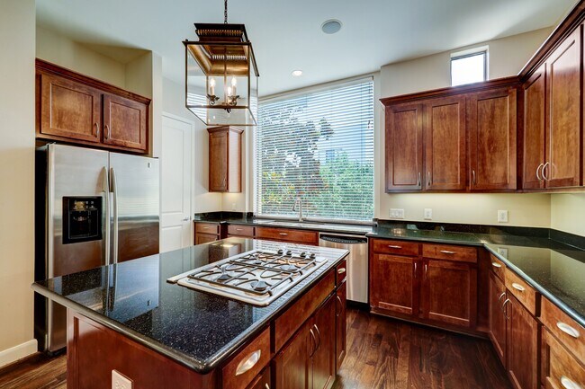 Building Photo - 5202b Rose St