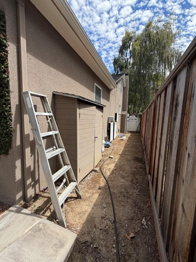 Building Photo - 634 College Ave