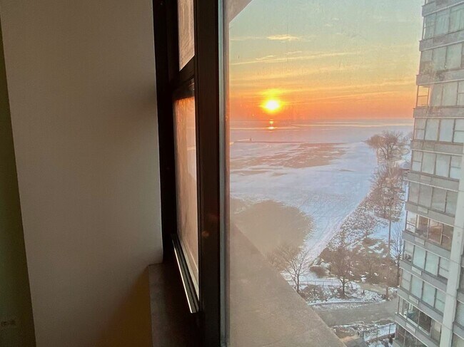 Building Photo - 5801 N Sheridan Rd