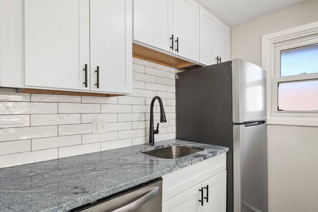 Building Photo - 2-Bedroom Gem with Granite Countertops Available in May