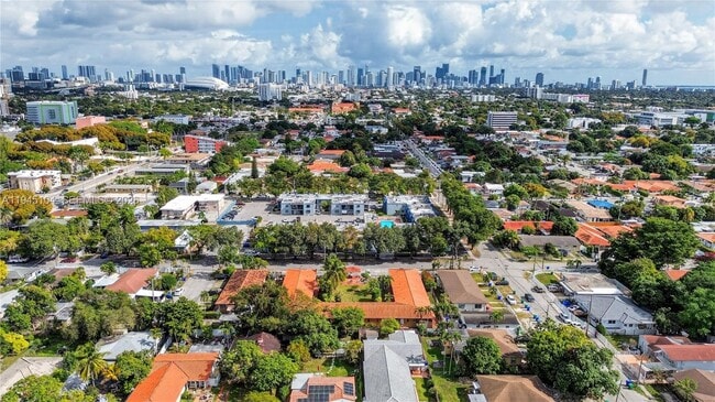 Building Photo - 140 SW 30th Ct