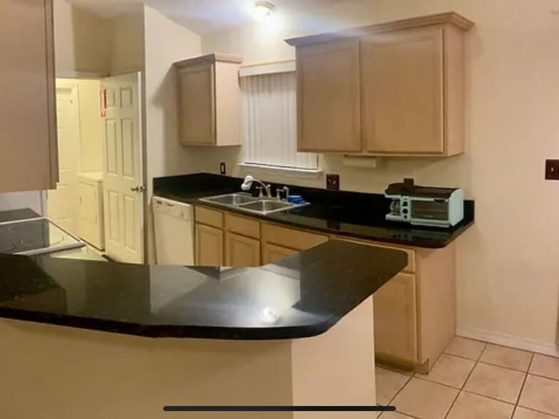 Building Photo - 853 Ladner Dr