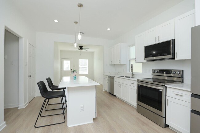 Building Photo - For Lease | 3 Bed, 2 Bath |1,350 Sq Ft |Tr...