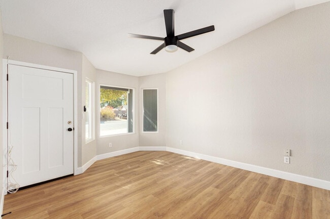 Building Photo - 232 E Leah Ln