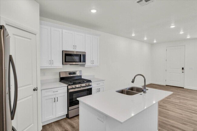 Building Photo - MODERN 3-BEDROOM TOWNHOME IN DESERT COLOR ...
