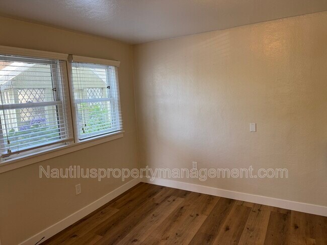 Building Photo - 202 Cherry Ave