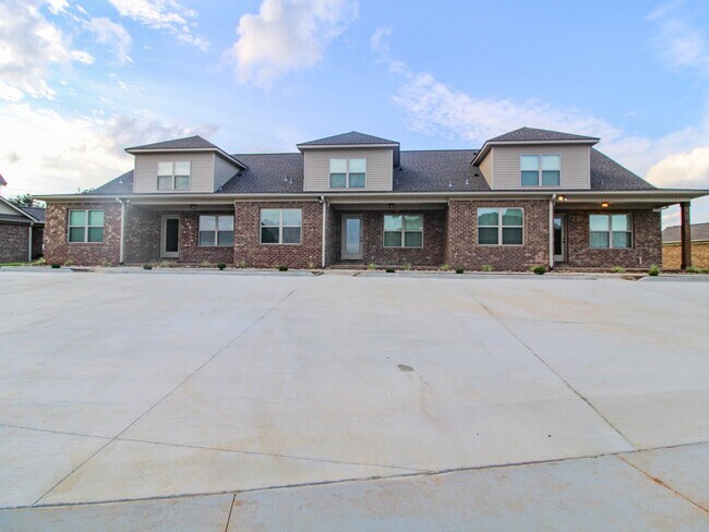 Building Photo - 4 BR - 3 Baths -  Cable, Internet & Lawn-care and Pest Control Included!