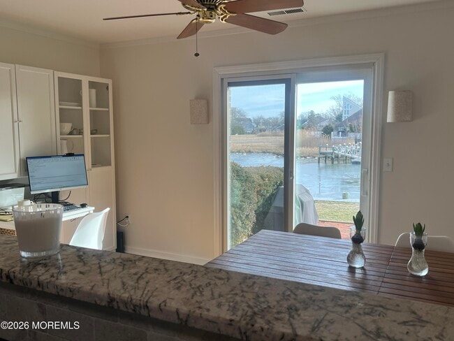 Building Photo - 25 Meadow Ave