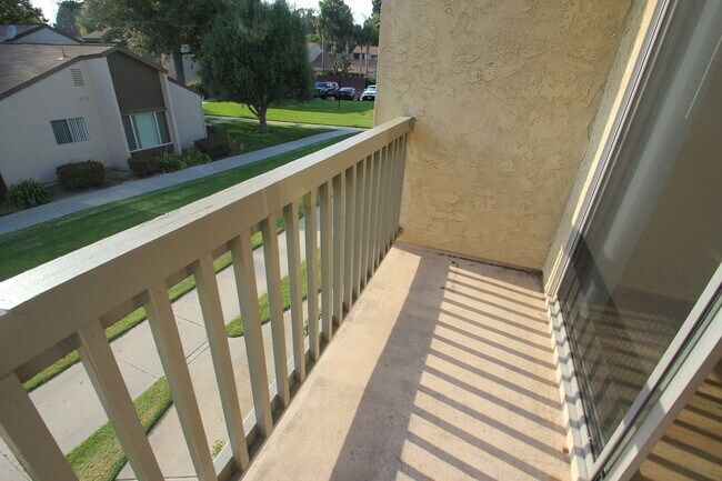 Building Photo - For Rent: Upgraded 3-Bedroom Condo in Todd...