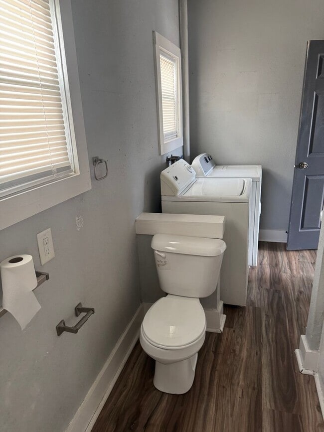 Building Photo - Nice affordable single family home with ga...