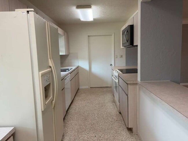 Building Photo - 3 Bedroom 2 Bath Spacious Home in Holiday Park