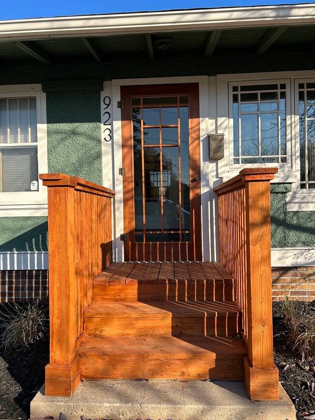 Front Entry - 923 42nd St
