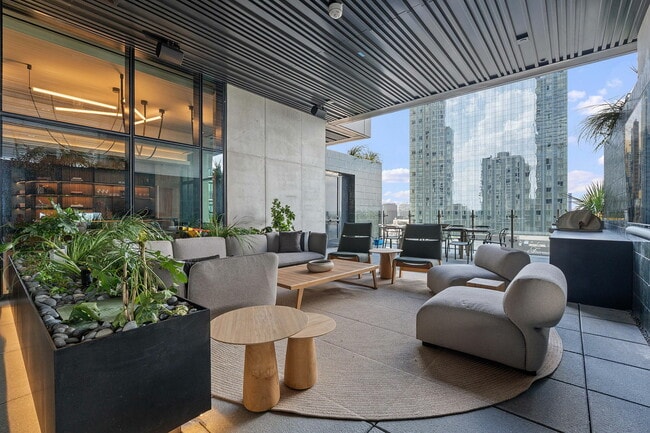 Building Photo - 610 Davis St