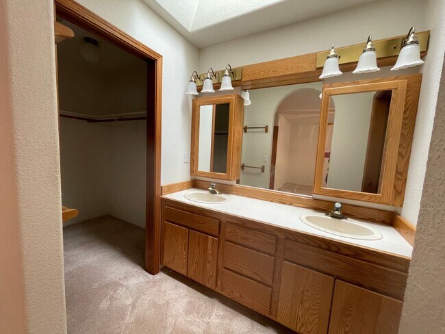Building Photo - Available Now 3 bedroom 2 bath Hucrest home
