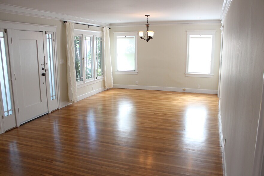 Building Photo - 1221 N Orange Grove Ave