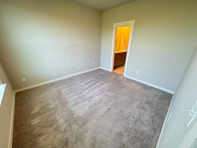 Building Photo - FOR LEASE- TOWNHOME IN LEBANON!