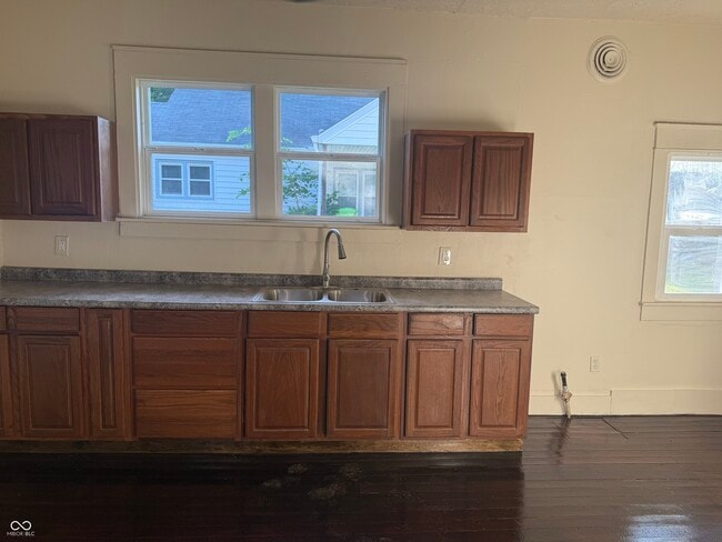 Building Photo - 701 S Walnut St