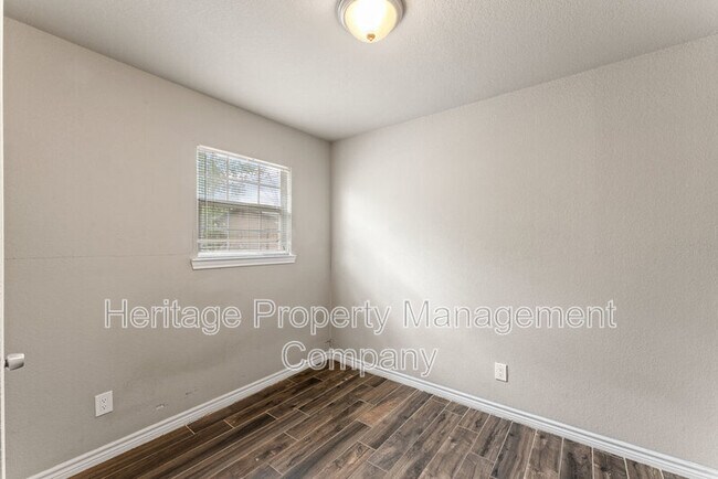 Building Photo - 315 Pool Dr