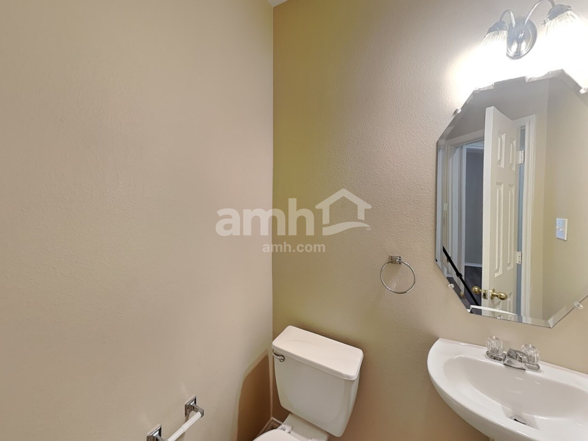 Building Photo - 26814 Sparrow Rdg