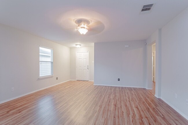 Building Photo - Inviting 4/BR 2/BA Home with Spacious Back...
