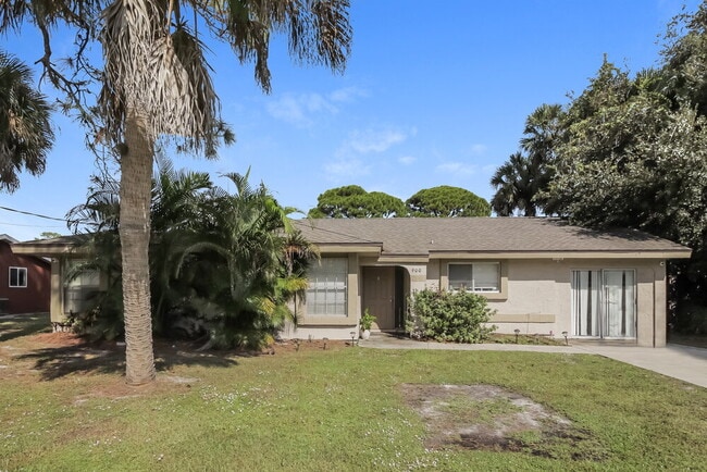 Building Photo - 900 Elkcam Blvd