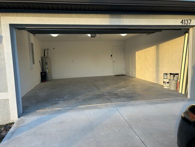 Building Photo - 4137 NE 20th Ct