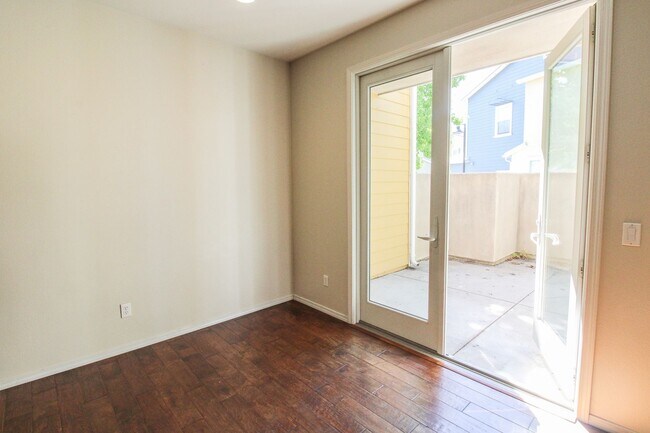 Building Photo - 4 bedroom 2.5 bathroom condo in Broad Street Village Complex