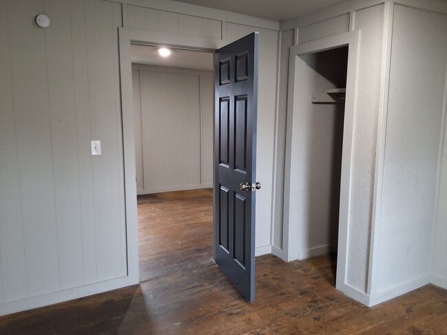 Building Photo - Comfy 2 Bedroom, 1 Bath House located in Radcliff