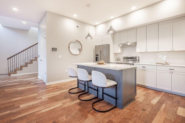 Building Photo - 598 Lathrop St