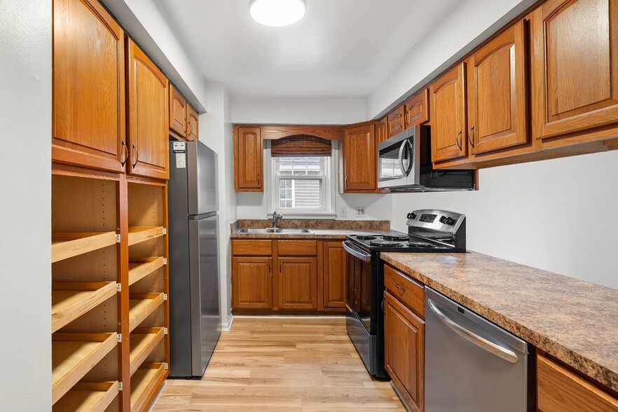 Building Photo - 423 Cornell Dr