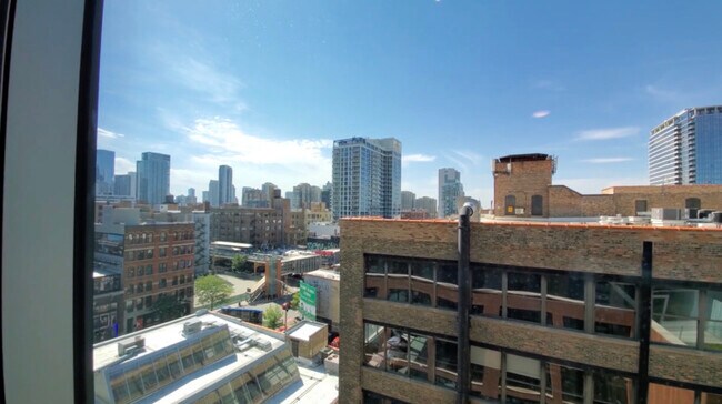Building Photo - 812 N Wells St