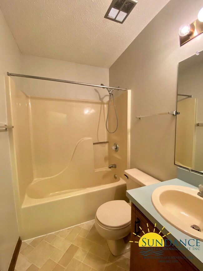 Building Photo - Great 3 Bedroom Home in Fort Walton Beach!
