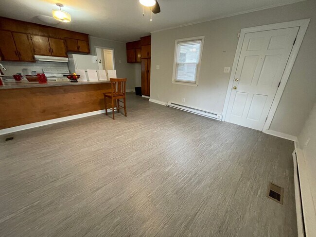 Building Photo - Updated 3 Bedroom- Convenient to Restaurants, Cone Hospital & Wendover Ave