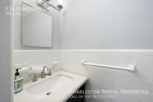 Building Photo - 934 Yorktown Dr