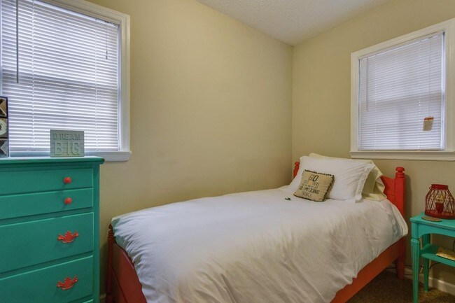 Small bedroom3/office - 221 Fishburne St
