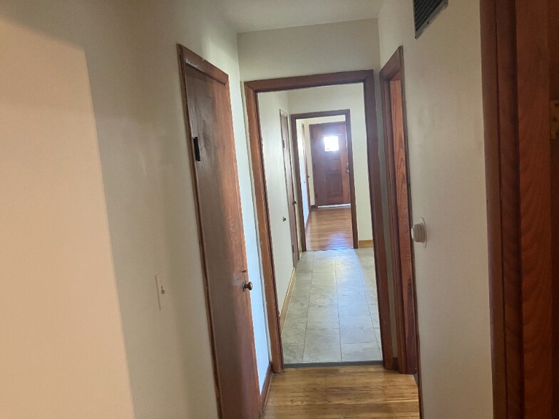 Building Photo - 2628 Lindsay Ave