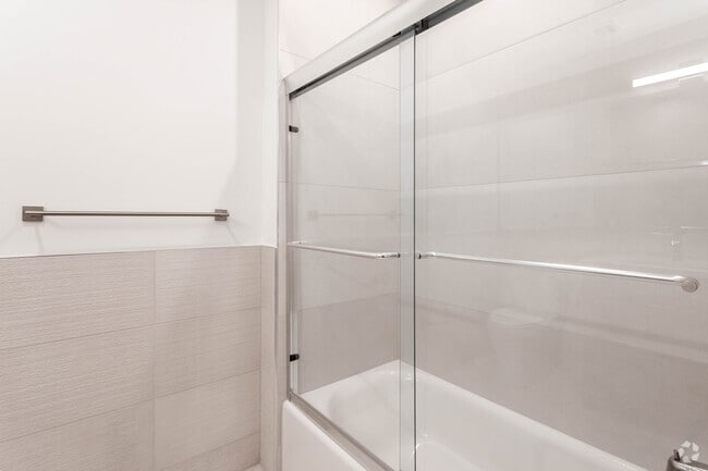 3BR, 2BA - 1,238SF - Bathroom - 102 State St