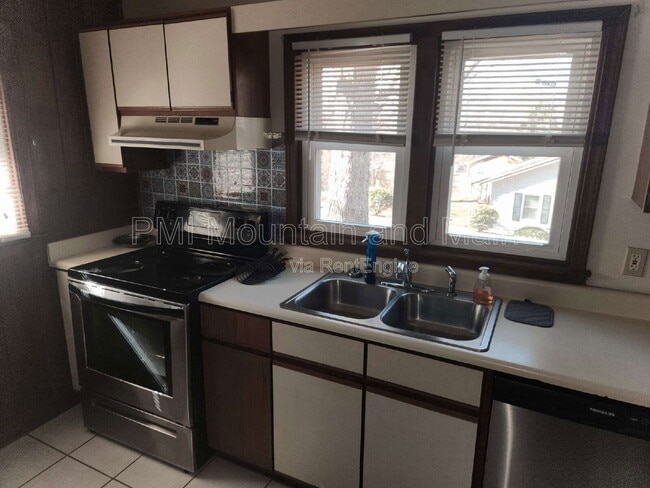 Building Photo - 2 Woodlands Dr