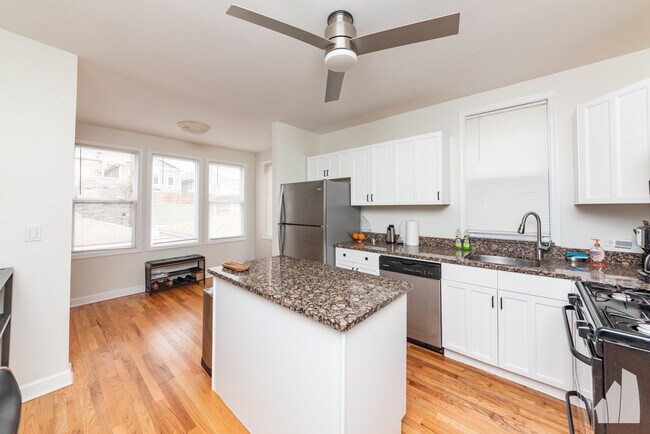 Building Photo - 2428 W Carmen Ave