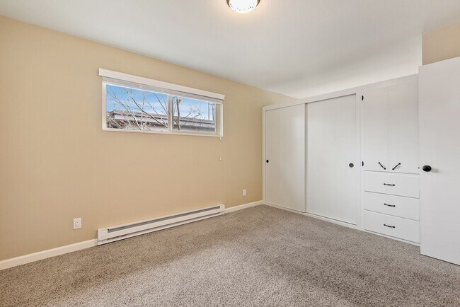 Building Photo - North Beacon Hill 1 Bedroom Apartment for Rent | Beacon Hill Light Rail Access, Balcony, Hardwood...