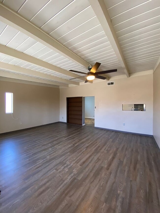 Building Photo - Cul-De-Sac Location, beautiful single leve...