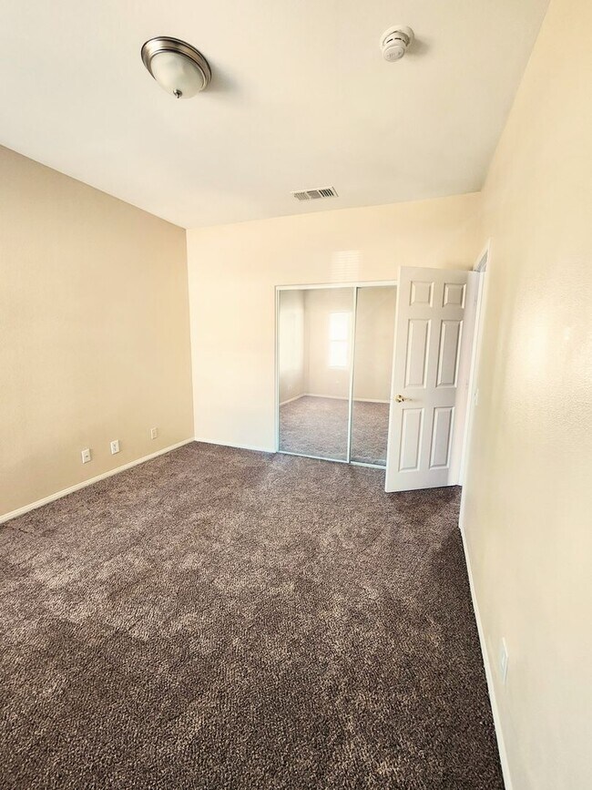 Building Photo - Welcome Home to this beautiful 3 Bed 2 Bath Home