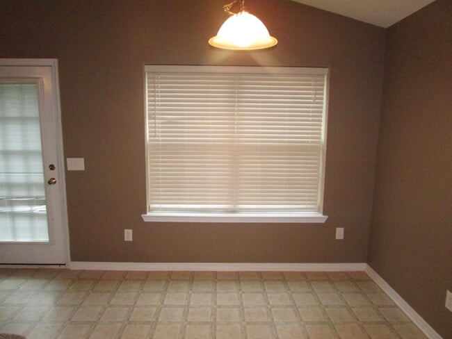 Building Photo - 3-Bed, 2-Bath Brick Home in Robin’s Ridge – Vaulted Ceilings, Fireplace, Eat-In Kitchen, Large Pr...