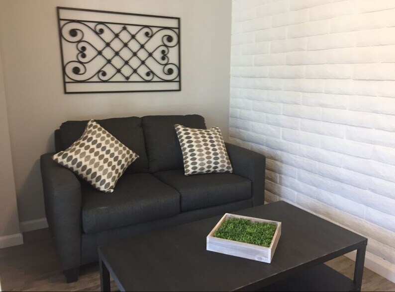 Building Photo - 1628 Lindley Dr