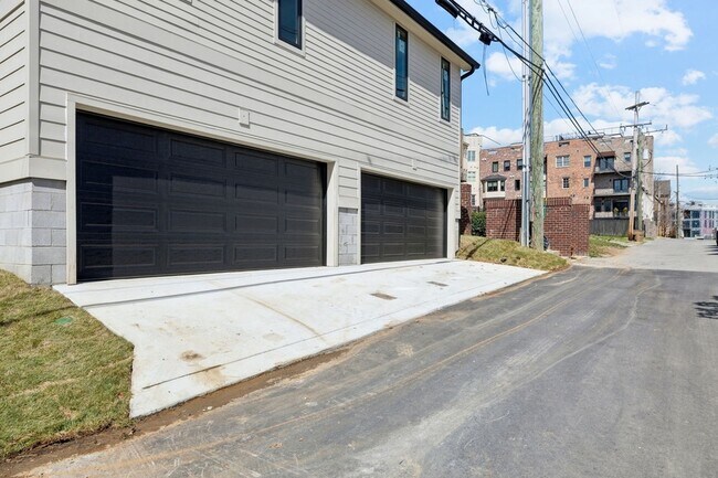 Building Photo - 3135 Parthenon Ave