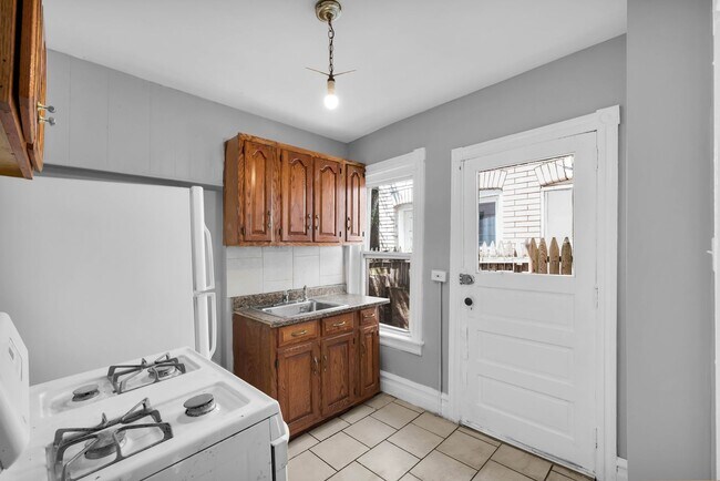 Building Photo - Charming 2-Bedroom Home with Private Backyard in Allentown