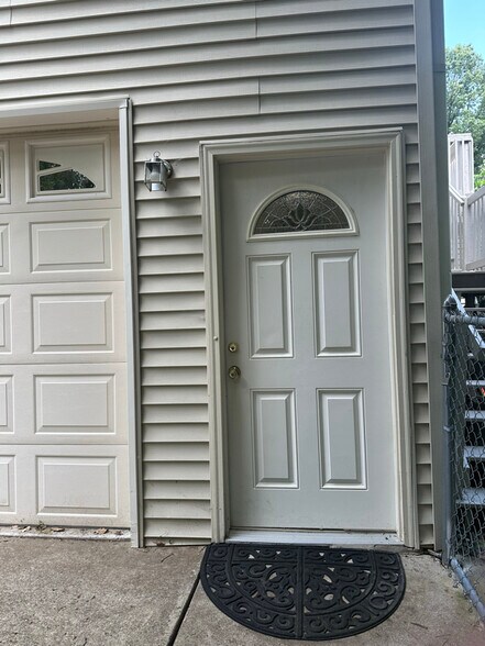 Building Photo - 215 Crescent Ct