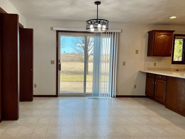 Building Photo - 1752 W Greenlawn Ln