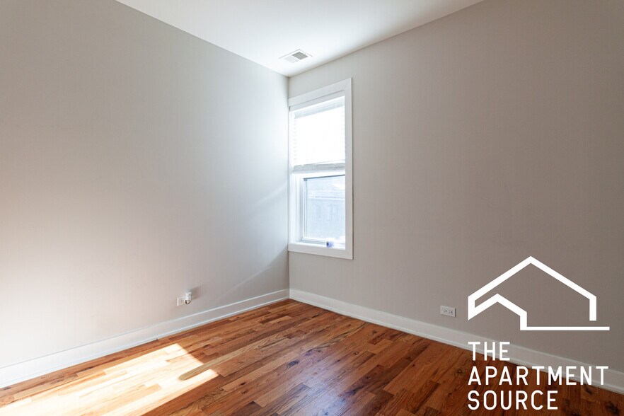 Building Photo - 665 W Wrightwood Ave