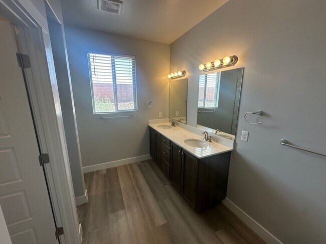 Building Photo - 4 bedroom / 2.5 bath / Community Pool and ...
